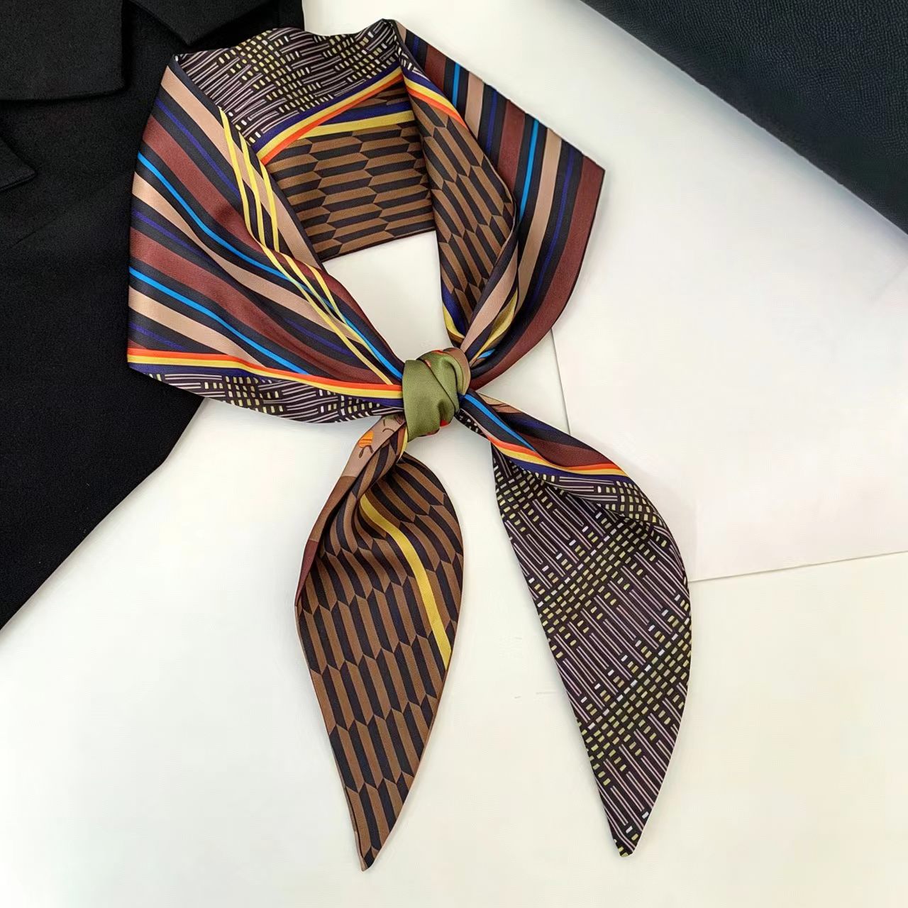 Pañuelo de seda de lujo con es - Luxury Bags Reseller reseña y precio