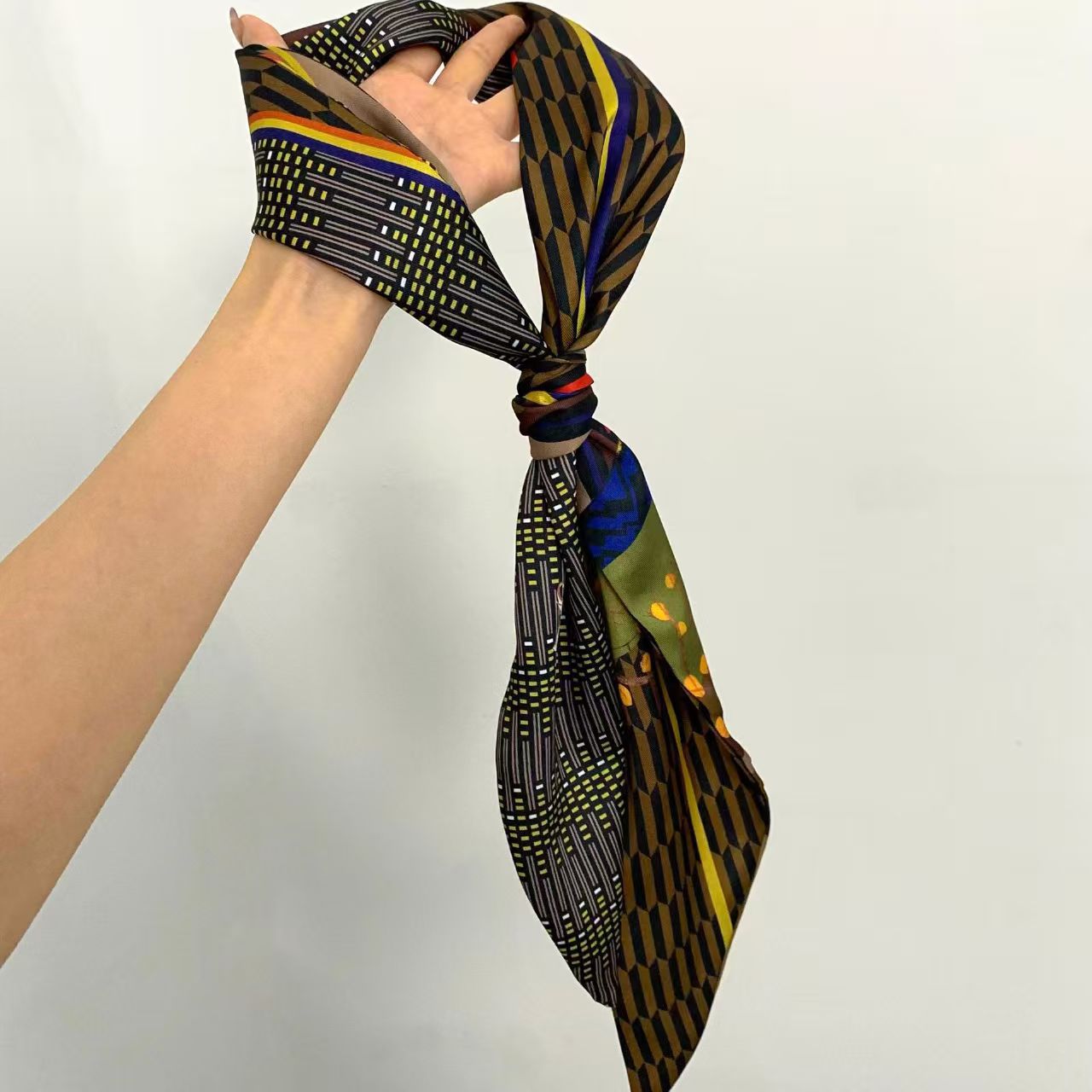 Pañuelo de seda de lujo con es - Luxury Bags Reseller reseña y precio